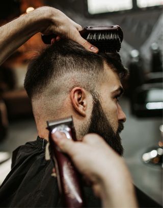 BUSCO BARBERO ZONA OLOT CONTACTA AL DM Y HABLAMOS