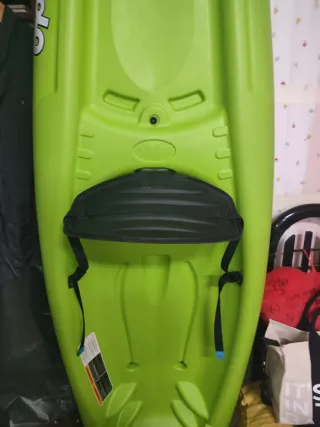 Kayak infantil verde con asiento