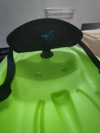Kayak infantil verde con asiento