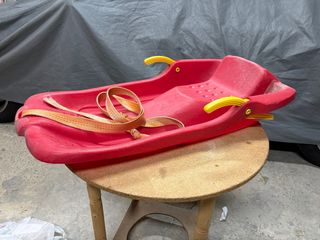 Trineo de Nieve Rojo con Asas Amarillas