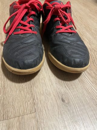Zapatillas Kipsta Negras y Rojas