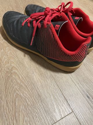 Zapatillas Kipsta Negras y Rojas