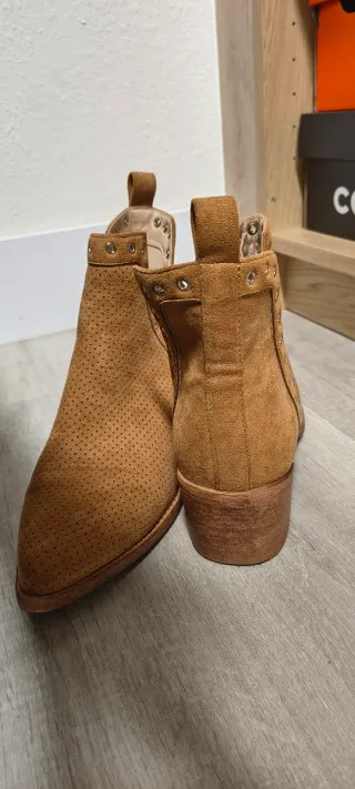 Botines camel con tachuelas