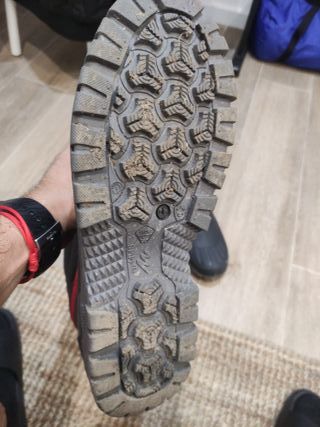 Botas de nieve negras y rojas