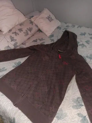 Sudadera con capucha marrón y rosa