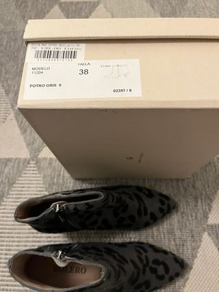 Botines pelo gris leopardo