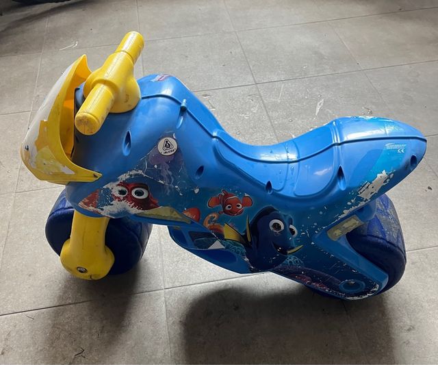 Correpasillos azul con personajes de Nemo