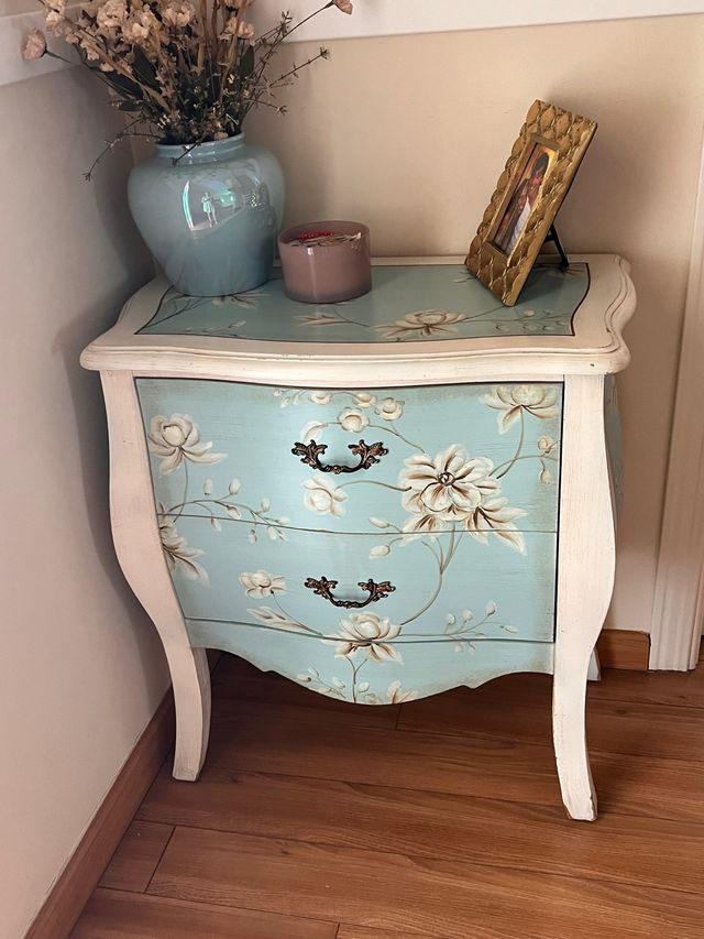 Cómoda Westwing floral azul y blanco de madera