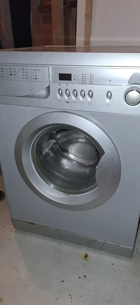 Lavadora plateada frontal