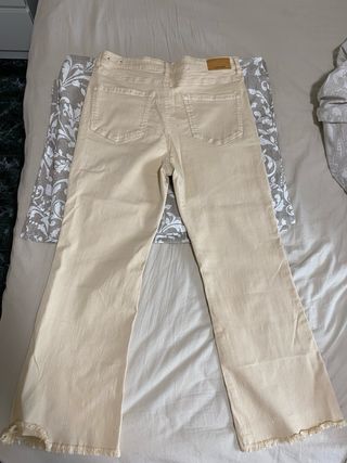 Pantalón flare beige Stradivarius
