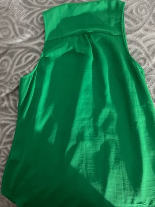 Blusa Banana Republic verde sin mangas