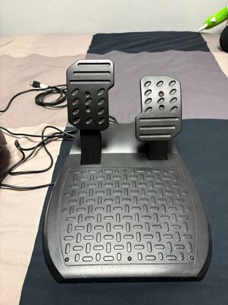 Volante Thrustmaster PS4 con pedali