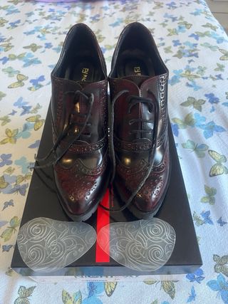 Inglesine in pelle lucida con il tacco