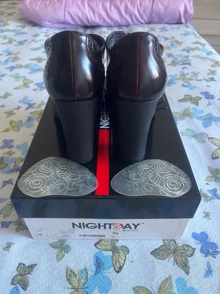 Inglesine in pelle lucida con il tacco