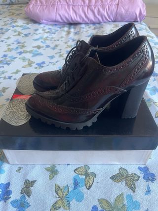 Inglesine in pelle lucida con il tacco