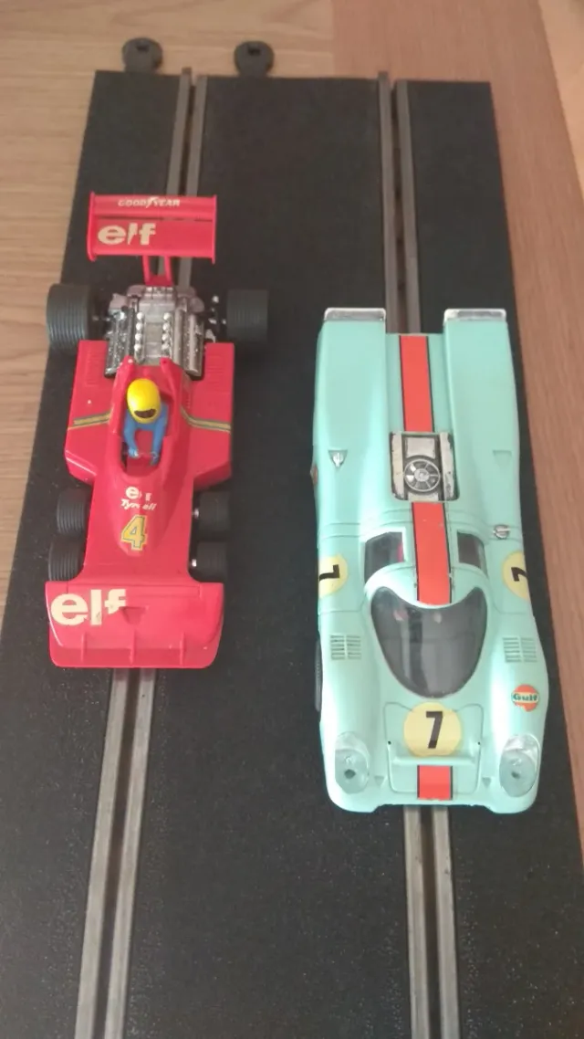 Coches Scalextric Rojo y Azul