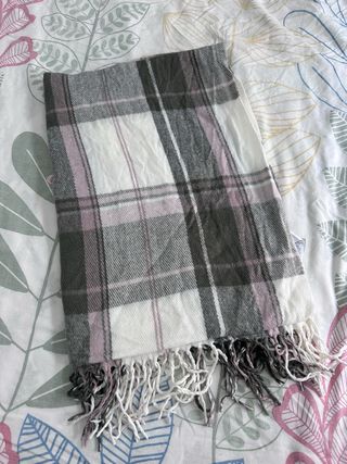 Bufanda de cuadros gris, rosa y blanco