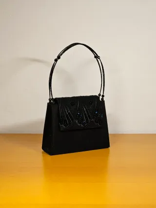 Pochette nera nuova con chiusura decorata