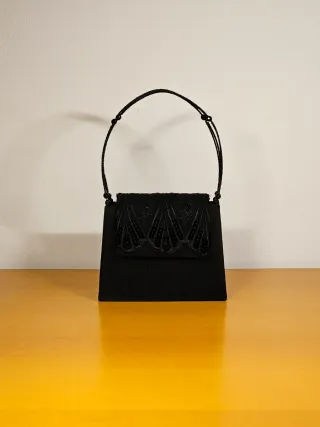 Pochette nera nuova con chiusura decorata