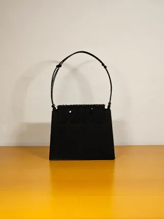 Pochette nera nuova con chiusura decorata