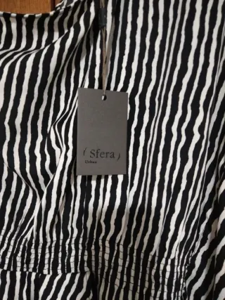 Blusa de rayas asimétrica .