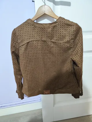 Chaqueta antelina perforada