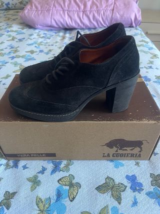 Inglesine in camoscio con il tacco