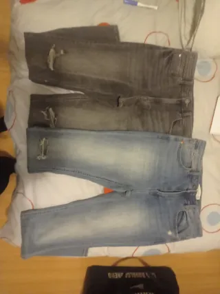 Vaqueros desgastados grises y azules