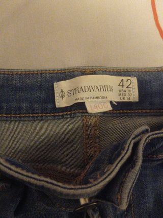 Vaqueros desgastados grises y azules