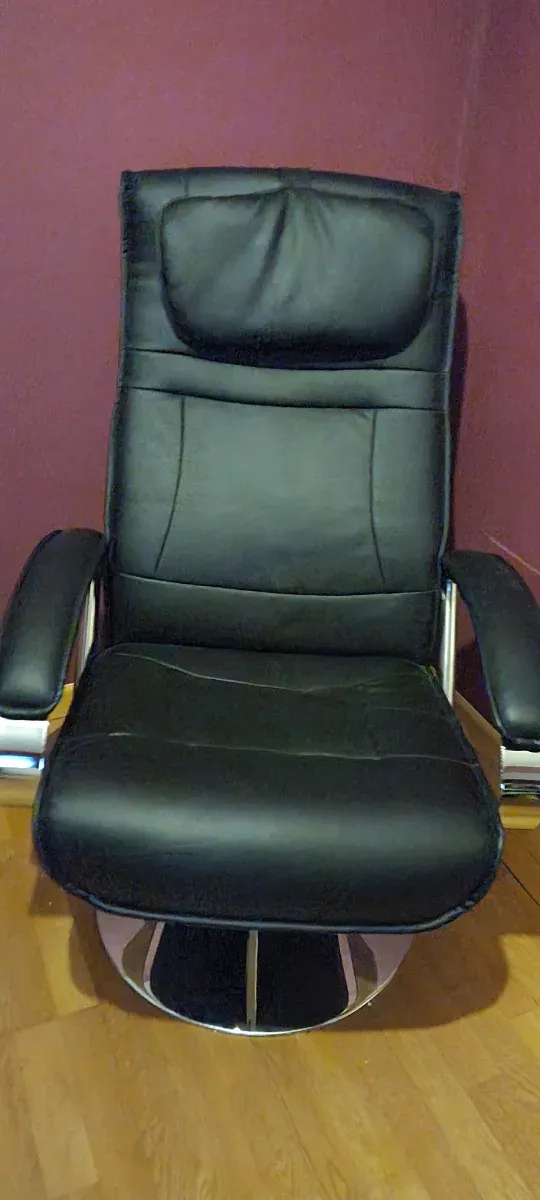 2 Sillones de piel negro con reposapiés.