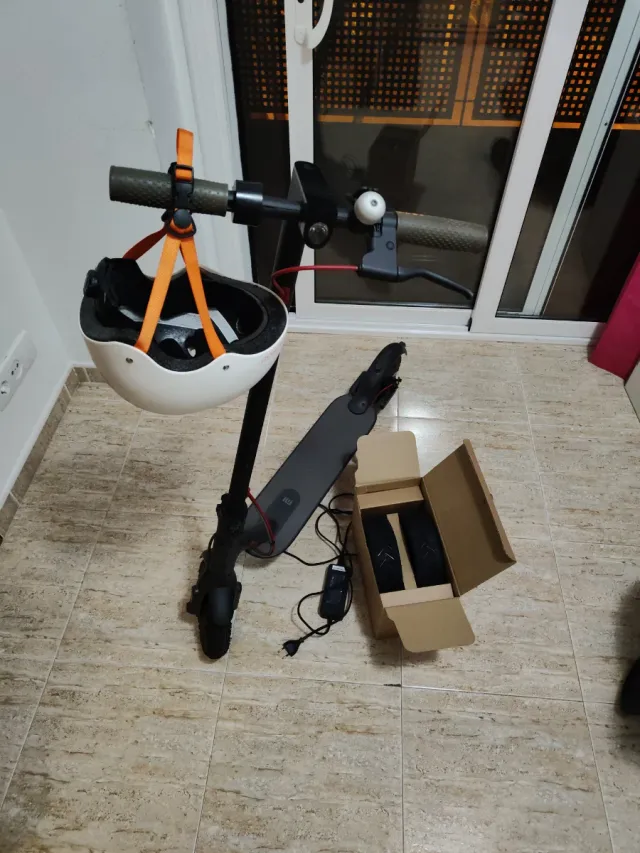 Patinete Eléctrico + Casco y Ruedas de recambio.