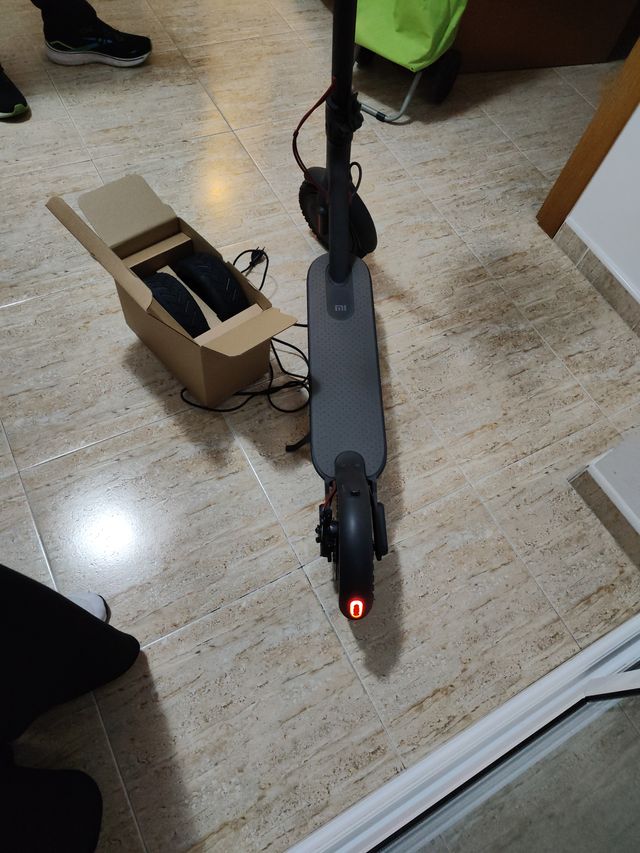 Patinete Eléctrico + Casco y Ruedas de recambio.