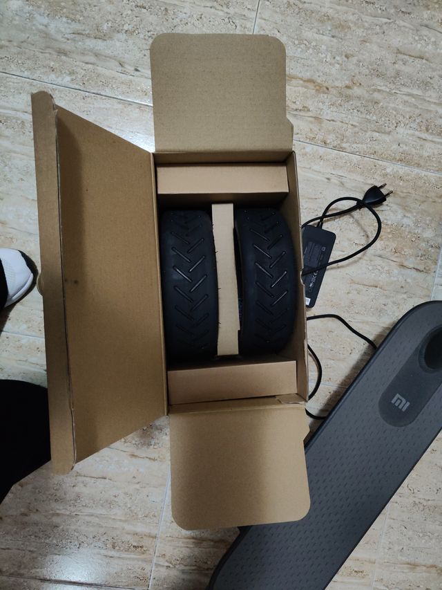 Patinete Eléctrico + Casco y Ruedas de recambio.