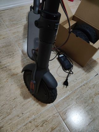 Patinete Eléctrico + Casco y Ruedas de recambio.