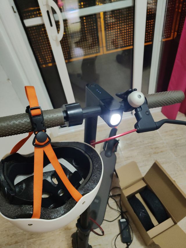 Patinete Eléctrico + Casco y Ruedas de recambio.