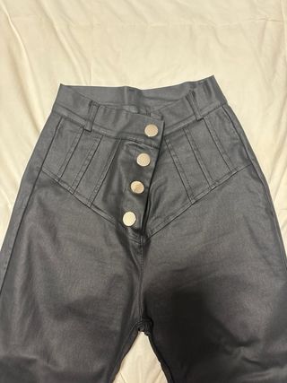 Pantalón negro brillante con cremallera