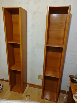 Estanterías de madera marrones