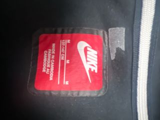 Chaqueta Nike Tech Niños Negra y Gris . 137/147cm