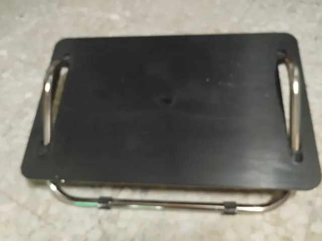 Poggiapiedi nero in metallo e plastica