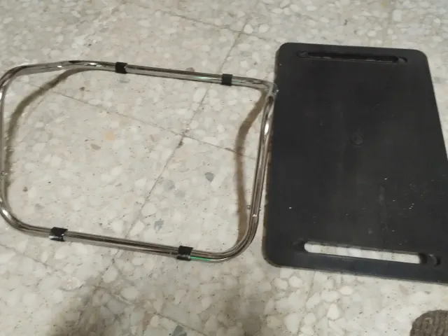 Poggiapiedi nero in metallo e plastica