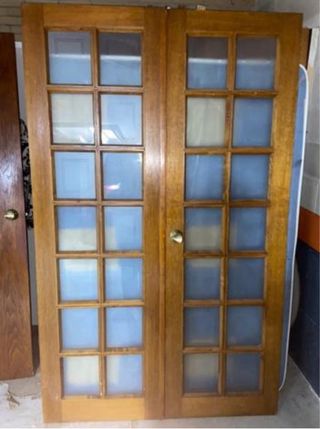 Puerta doble de madera con cristales
