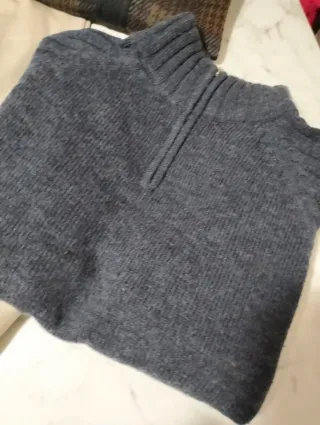 Pantaloni beige e maglioni grigio