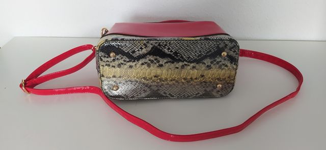 Bolso charol rojo. Regalo el plateado.