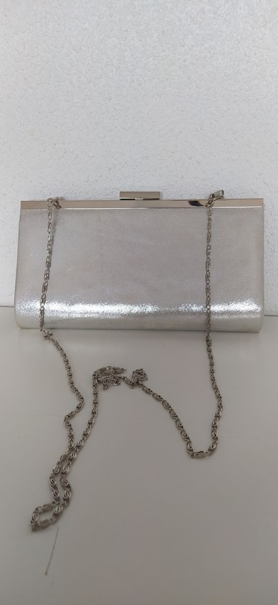 Bolso charol rojo. Regalo el plateado.