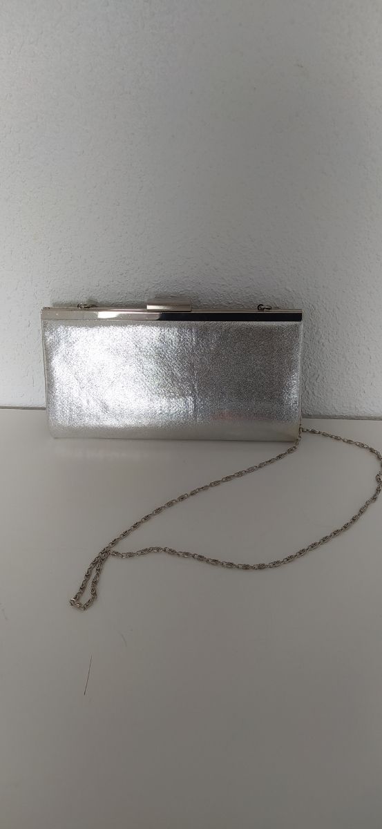 Bolso charol rojo. Regalo el plateado.