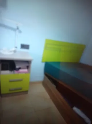Cama individual con cabecero verde