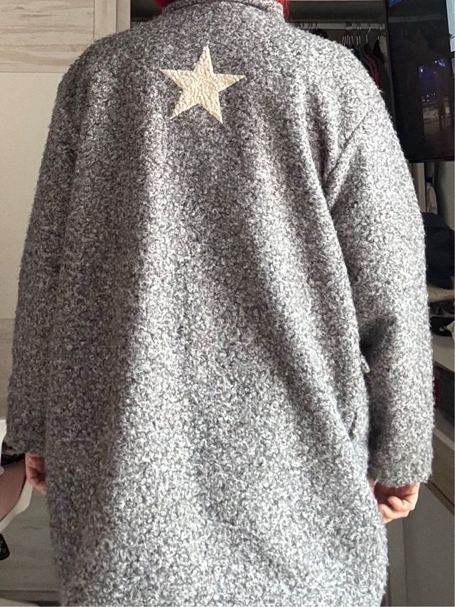 Abrigo tres cuartos gris con bolsillos delantero