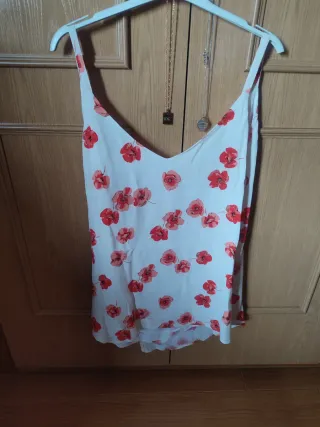 Top Zara flores rojas Talla M
