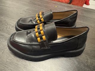 Zapatos Zara Negros y Dorados
Usados pocas veces 
