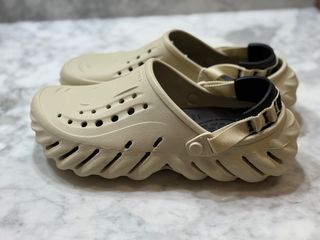 NUEVOS Crocs Echo Marbled Zuecos Unisex Beige